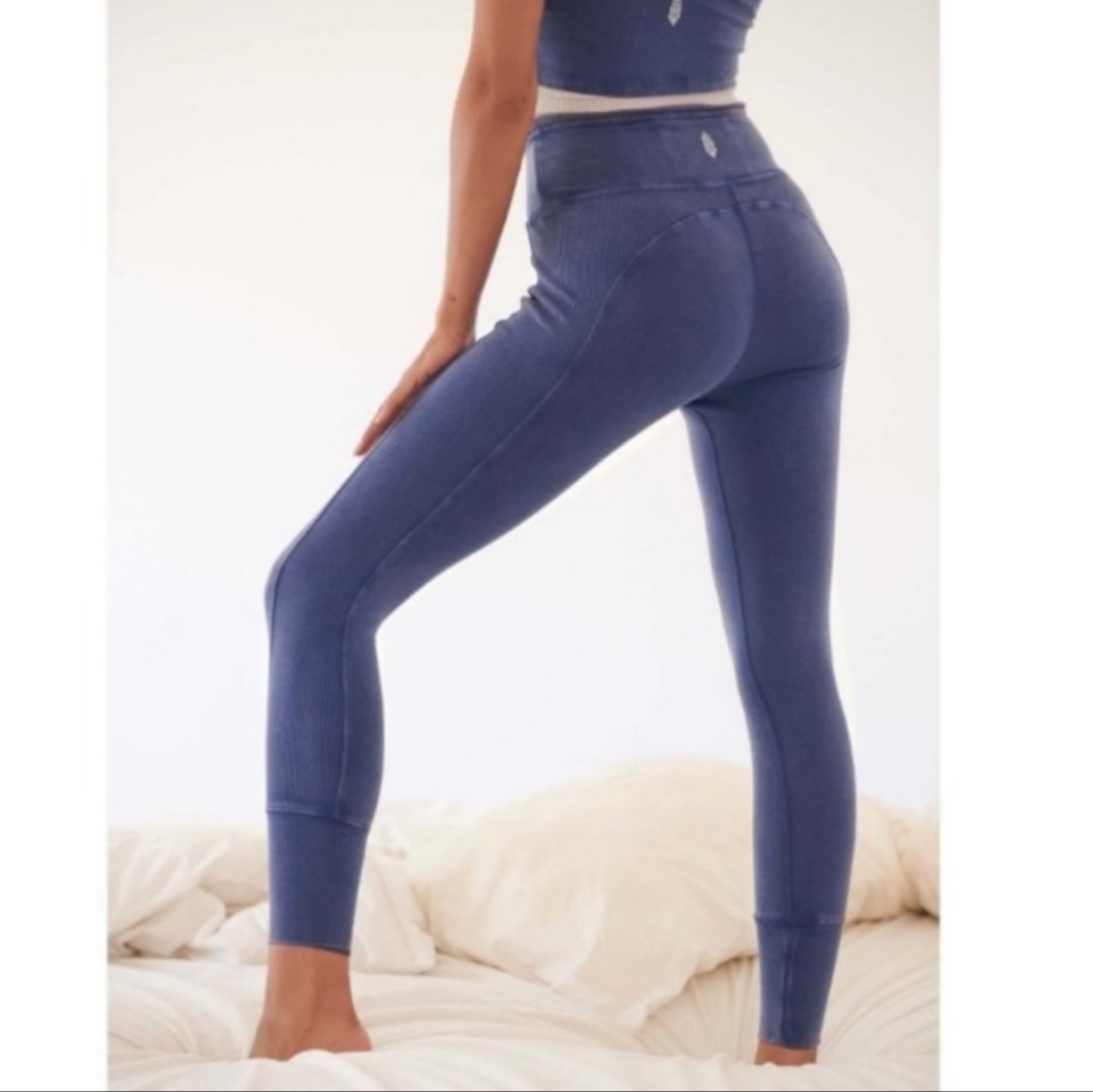 Free People Movement Hot Shot Leggings in Deepest Navy sz xs NWT - Picture 3 of 3